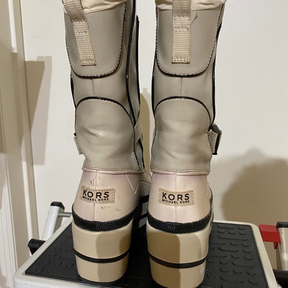 Michael Kors snow boots. Stylish, warm and comfortable. Almost new - Picture 2 of 3